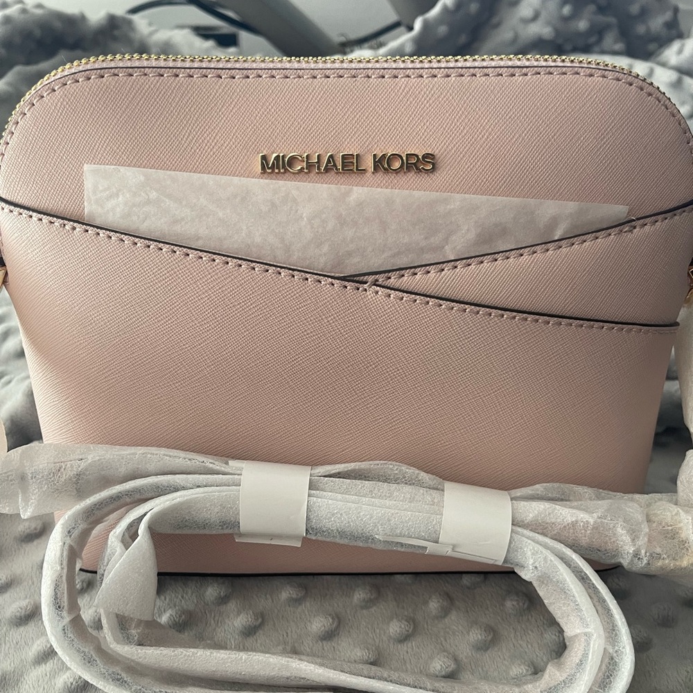 Micheal Kors small crossbody bag color pink